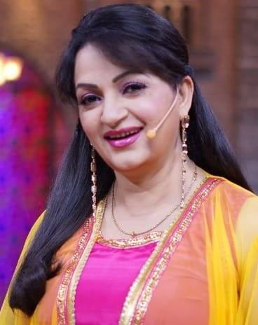 અભિનેત્રી ઉપાસના સિંહ થોડા સમય માટે કપિલ શર્મા શોનો ભાગ હતી. કાકીના રોલમાં ઉપાસનાએ લોકોને ખૂબ હસાવ્યા હતા. તાજેતરમાં એવા અહેવાલો આવ્યા હતા કે ઉપાસના સિંહ અને કપિલ શર્મા વચ્ચે ઝઘડો થયો હતો જેના પછી અભિનેત્રીએ શો છોડવાનો નિર્ણય લીધો હતો. ઉપાસના સિંહે આ બધું ફગાવી દીધું હતું અને કહ્યું હતું કે હું કંઈક વધુ સંતોષકારક કામ કરવા માંગુ છું.