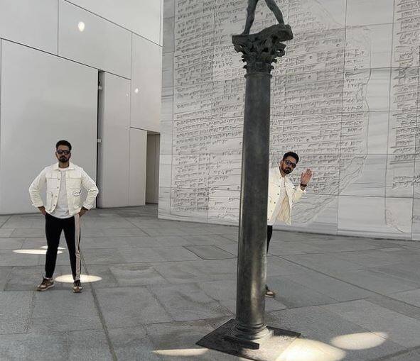 ਇਹ ਜੋੜਾ ਅਬੂ ਧਾਬੀ ਵਿੱਚ MXStudio ਦੀ ਵੈੱਬ ਸੀਰੀਜ਼ ਵਾਂਡਰਲੈਂਡ ਦੀ ਸ਼ੂਟਿੰਗ ਕਰ ਰਿਹਾ ਹੈ। ਅਜਿਹੇ 'ਚ ਇਹ ਲੋਕ ਕੰਮ ਤੋਂ ਛੁੱਟੀ ਲੈ ਕੇ ਉੱਥੋਂ ਦੇ ਖੂਬਸੂਰਤ ਨਜ਼ਾਰਿਆਂ ਨੂੰ ਦੇਖਣ ਲਈ ਬਿਲਕੁਲ ਵੀ ਮਿਸ ਨਹੀਂ ਕਰ ਰਹੇ ਹਨ। ਹਾਲ ਹੀ 'ਚ ਅਭਿਨਵ ਨੇ ਕੁਝ ਤਸਵੀਰਾਂ ਸ਼ੇਅਰ ਕੀਤੀਆਂ ਹਨ, ਜਿਸ 'ਚ ਉਹ ਬੀਚ 'ਤੇ ਚਹਿਕਦੇ ਨਜ਼ਰ ਆ ਰਹੇ ਹਨ।