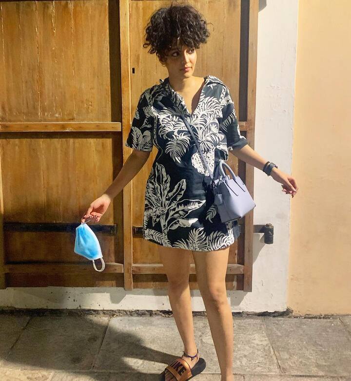 బాక్సర్ అయిన ఆమె నటిగా మారింది. ఆమె జుట్టు చాలా ప్రత్యేకంగా ఉంటుంది. ఉంగరాల జుట్టుతో ఆకట్టుకునే విధంగా ఉంటుంది. -Image Credit: RithikaSingh/Instagram