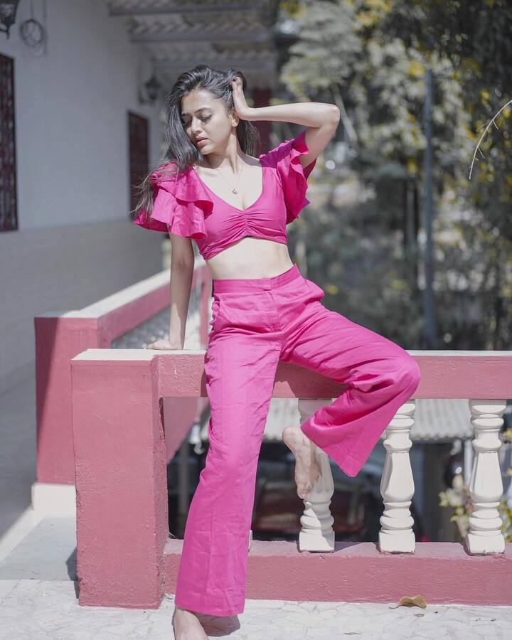 'खतरों के खिलाडी 10', 'किचन चॅम्पियन 5', 'कॉमिडी नाइट्स लाइव्ह', 'कॉमिडी नाइट्स विद कपिल' आणि 'कॉमिडी नाइट्स बचाओ' यांसारख्या शोमध्ये देखील तेजस्वीनीनं सहभाग घेतला होता. (photo:tejasswiprakash/ig)