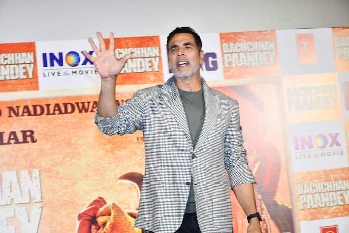 अक्षय कुमार इन दिनों अपनी अपकमिंग मूवी बच्चन पांडे की प्रमोशन में बिजी हैं. फिल्म इस होली पर रिलीज होने जा रही है. जिसमें अब केवल एक ही हफ्ता बाकी है लिहाजा स्टार कास्ट ने पूरी जान फूंक दी है.