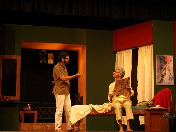 Housefull play of Makrand Deshpande  Sir Premacha Kay Karaycha at Kalamhotsav Sir Premacha Kay Karaycha : कलामहोत्सवात मकरंद देशपांडेंच्या 'सर प्रेमाचं काय करायचं' नाटकाचा प्रयोग हाऊसफुल्ल