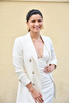 Alia Bhatt: বলিউড কাঁপিয়ে এবার হলিউডে পাড়ি, এক ঝলকে 'গঙ্গুবাঈ' আলিয়ার কেরিয়ারগ্রাফ