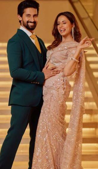 અલગ-અલગ પોઝ આપીને તેઓએ 10 તસવીરો શેર કરી છે, જેના કેપ્શનમાં તેઓએ લખ્યું છે - '10 ફોટા પરંતુ સાથે રહેતા 12 વર્ષ થયા છે. હેપ્પી 12 યર્સ Buddy'.