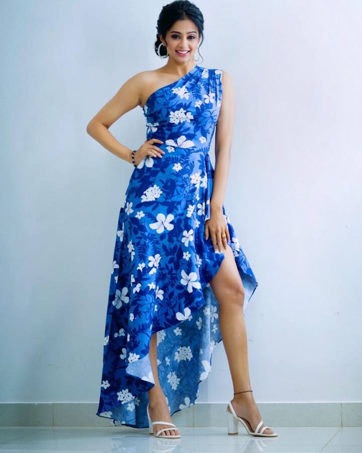 ஏதேதோ தேசங்களை சேர்க்கின்ற நேசம்தனை நீ பாதி நான் பாதியாய் கோர்க்கின்ற பாசம்தனை காதல் என்று பேர் சூட்டியே காலம் தந்த சொந்தம் இது