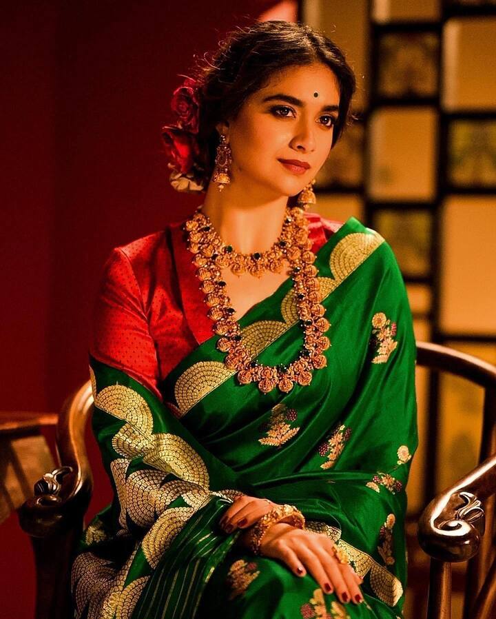 சிலரின் விழியில் பணமும் இவள் கரைகள் கடந்தே பாய்கின்றாள்