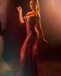 PHOTO : रश्मी देसाईच्या अदांवर चाहते घायाळ!