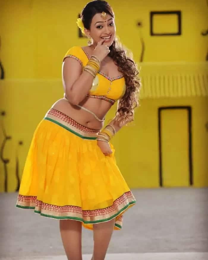 image 5తాజాగా కన్నడ చిత్రం ‘లంకె’ సినిమాలో ఆమె తన గ్లామర్ డోసును మరింత పెంచింది. - Image Credit: Ester Valerie Noronha/Instagram