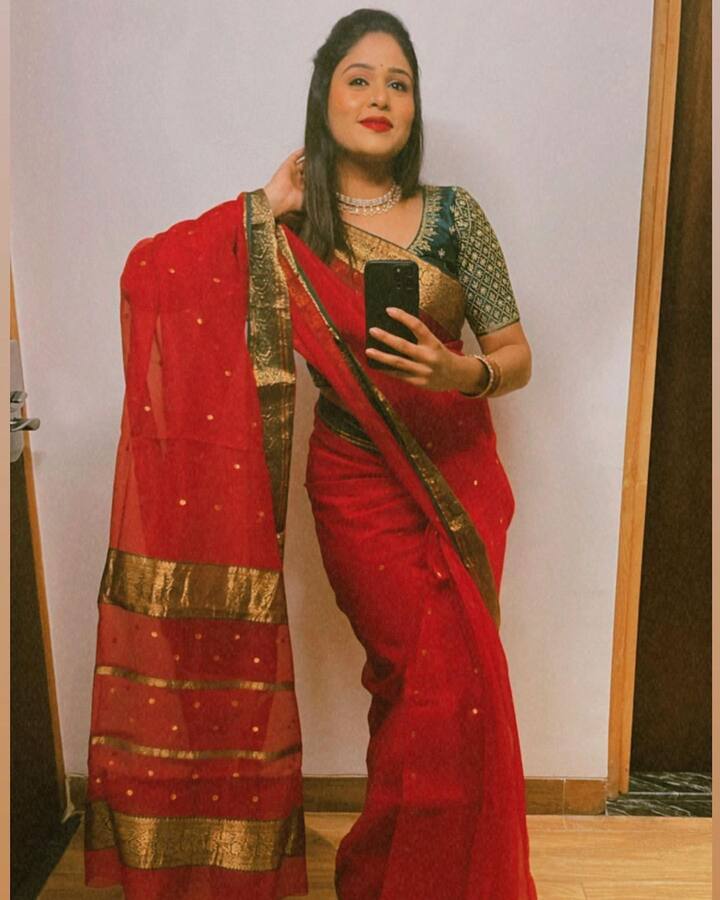 'तुझ्यात जीव रंगला' या झी मराठीवरील लोकप्रिय मालिकेतील पात्रांनीही प्रेक्षकांच्या मनात घर केलं. या मालिकेतून घराघरात पोहोचलेला लोकप्रिय चेहरा म्हणजे राणा दाच्या पाठक बाई. म्हणजेच, अभिनेत्री अक्षया देवधर. )(PHOTO:akshayaddr/IG)