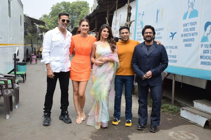 পোস্টার শেয়ার করে অভিনেতা লিখেছেন, 'একটা চরিত্রে এত বৈচিত্র রয়েছে, যা একটা রঙের দোকানেও থাকে না। বচ্চন পাণ্ডে আপনাকে ভয় দেখানো, হাসানো, কাঁদানো সব কিছুর জন্য তৈরি।'