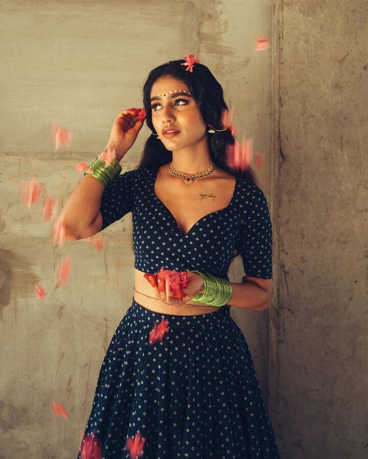 ప్రియాను ఇలాంటి మేకప్ లో ఇంతకుముందు చూసుండరు. -Image credit: Priya Prakash Varrier/Instagram