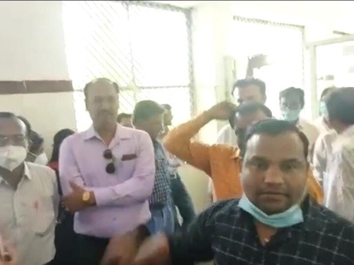 Sagar News: जिला अस्पताल के डॉक्टर ने लैब टेक्नीशियन से की मारपीट, घटना CCTV कैमरे में कैद, गुस्साये कर्मचारियों ने उठाया ये कदम