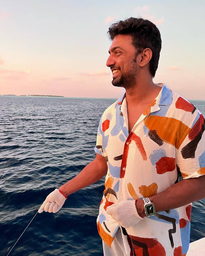 ২০২১ সালের মহালয়ায় মুক্তি পেয়েছিল দেব এন্টারটেনমেন্ট ভেঞ্চার্সের আগামী ছবি 'কাছের মানুষ'-এর প্রথম মোশন পোস্টার। সেখানে দেখা গিয়েছিল অভিনেতা অভিনেত্রীদের নাম। ছবিতে অভিনয় করেছেন ইশা সাহাও। 'কাছের মানুষ' ছবির পরিচালনার দায়িত্বে রয়েছেন পথিকৃৎ বসু (Pathikrit Basu)।