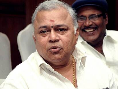 actor radharavi talk about actor vijayakanth latest photo and emotional talk Radharavi On Vijayakanth : விஜயகாந்தை பாக்கவே என்னை விட மாட்றாங்க..! மனசே சரியல்லை..! நண்பர் ராதாரவி வேதனை