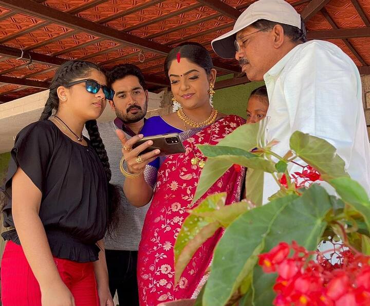 కార్తీకదీపం మార్చి 8, మార్చి9 కమింగప్ లో దీప, కార్తీక్, హిమలు కొండపై నుంచి కార్లోంచి కిందకు దొర్లి చనిపోయినట్టు తెలుస్తోంది.  ప్రోమోలో కారు లోయలో పడి బ్లాస్ట్ అయినట్లు చూపించారు. హిమ, దీప, కార్తీక్‌ ఓఫొటోలకు దండలు కూడా వేశారు. అదే నిజమైతే లొకేషన్లో డాక్టర్ బాబు, వంటలక్క , హిమ, శౌర్య దిగిన ఫొటోలు ఇవే చివరివి అవుతాయ్.