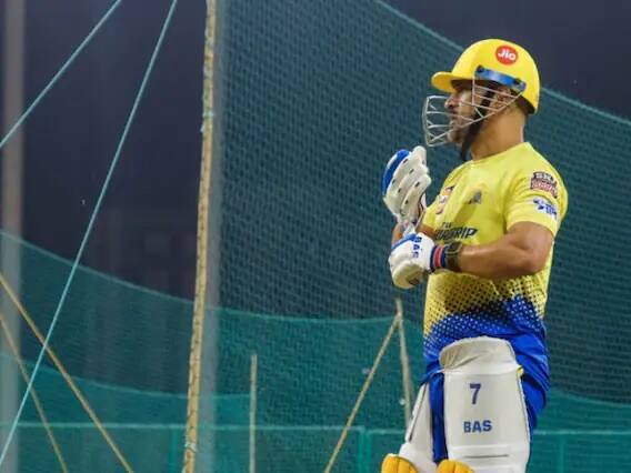 चेन्नई सुपर किंग्जचा कर्णधार महेंद्र सिंह धोनी मैदानात सराव करताना दिसला.