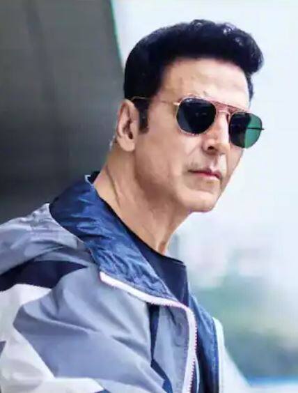 ਅਕਸ਼ੈ ਕੁਮਾਰ ਬੈਂਕਾਕ ਵਿੱਚ ਸ਼ੈੱਫ ਅਤੇ ਵੇਟਰ ਵਜੋਂ ਕੰਮ ਕਰ ਚੁੱਕੇ ਹਨ। ਅਦਾਕਾਰ ਨੇ ਇੱਕ ਇੰਟਰਵਿਊ ਦੌਰਾਨ ਦੱਸਿਆ ਸੀ ਕਿ ਉਹ ਕੁੰਦਨ ਦੇ ਗਹਿਣੇ ਵੇਚਣ ਦਾ ਕੰਮ ਵੀ ਕਰ ਚੁੱਕੇ ਹਨ।
