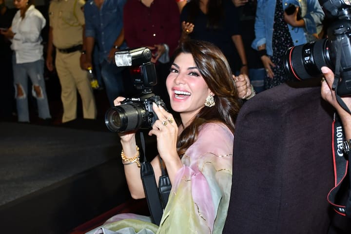 हाथ में कैमरा और चेहरे पर बड़ी सी स्माइल लिए जैकलीन बन गईं फोटोग्राफर और इस बार उन्होंने फोटोग्राफर्स की ही फोटो खींच ली.