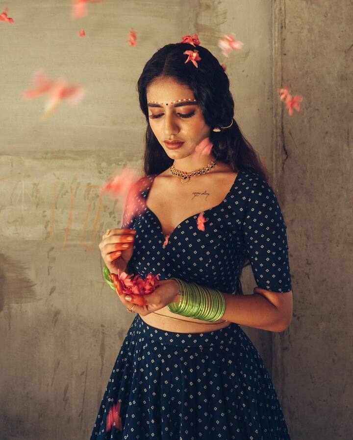 కన్ను గీటి కుర్రాళ్లని పడేసిన పిల్ల ప్రియా ప్రకాష్ వారియర్. రాత్రికి రాత్రే సెన్సేషనల్ గా మారిపోయింది. -Image credit: Priya Prakash Varrier/Instagram