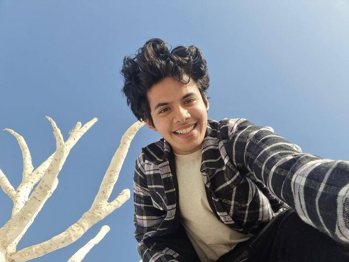 मात्र 10 साल की उम्र में अपने किरदार से इतिहास रचाने वाले दर्शील अब 25 साल के हो चुके हैं. आज उनका जन्मदिन है तो हमनें सोचा क्यों ना आज उनके बारे में आपको उनसे जुड़ी कुछ रोचक बातें बता दी जाए.