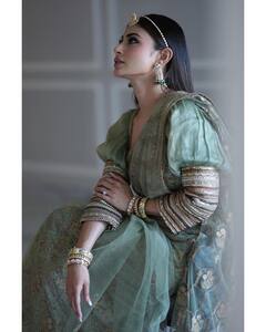 ਸਾੜ੍ਹੀ 'ਚ ਨਜ਼ਰ ਆਇਆ ਮੌਨੀ ਰਾਏ ਦਾ ਗਲੈਮਰਸ ਲੁੱਕ, ਕੁਰਸੀ 'ਤੇ ਬੈਠ ਕੇ ਕਰਵਾਇਆ ਅਜਿਹਾ ਫੋਟੋਸ਼ੂਟ