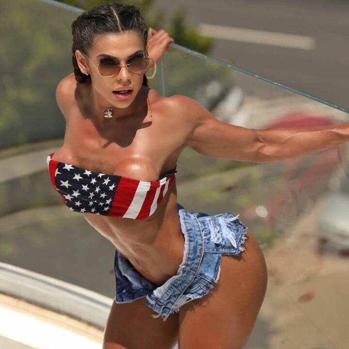 सूजी को लेकर जिम में अक्सर यह शिकायत की जाती है कि वह अजीब कपड़े पहनती हैं.