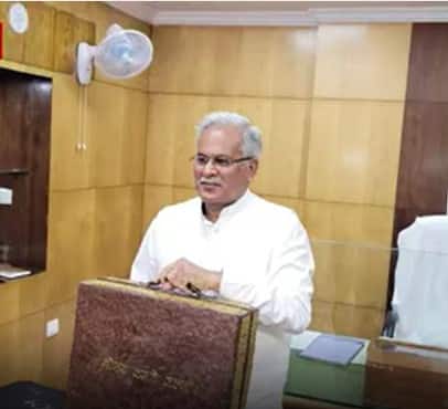 CG CM Briefcase Draws Attention: నిరుద్యోగులకు ఛత్తీస్ గఢ్ బడ్జెట్ లో సీఎం బఘేల్ వరం| ABP Desam