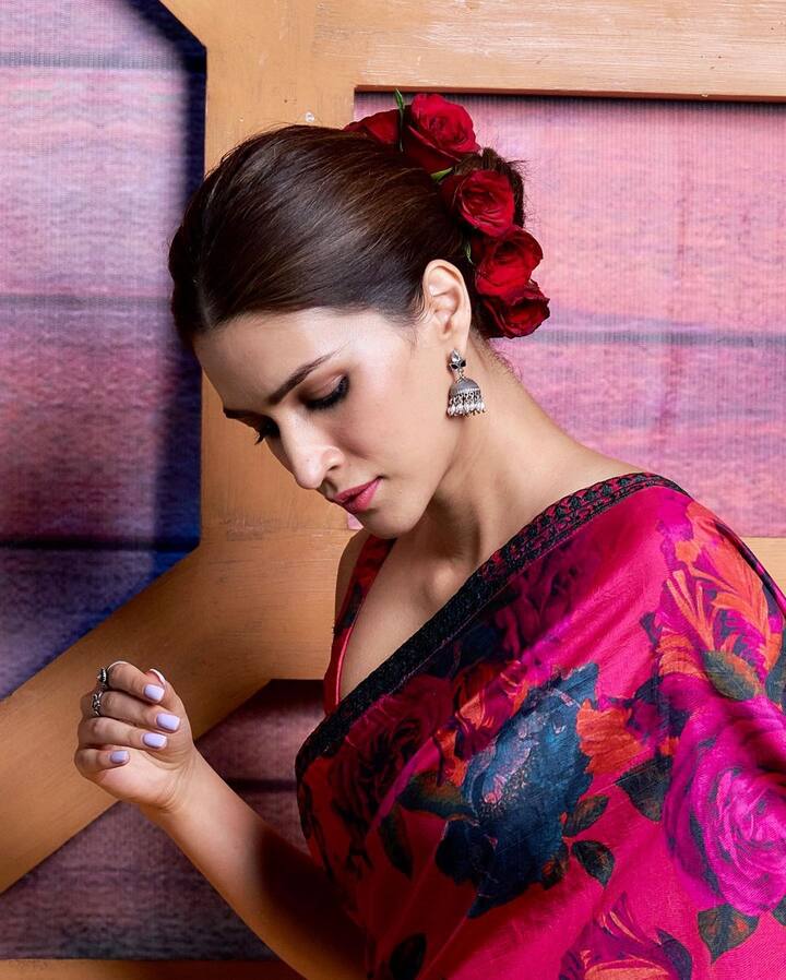 बच्चन पांडे प्रमोशनसाठी क्रितीने सुंदर फ्लोरल साडी नेसली होती. (photo:kritisanon/ig)