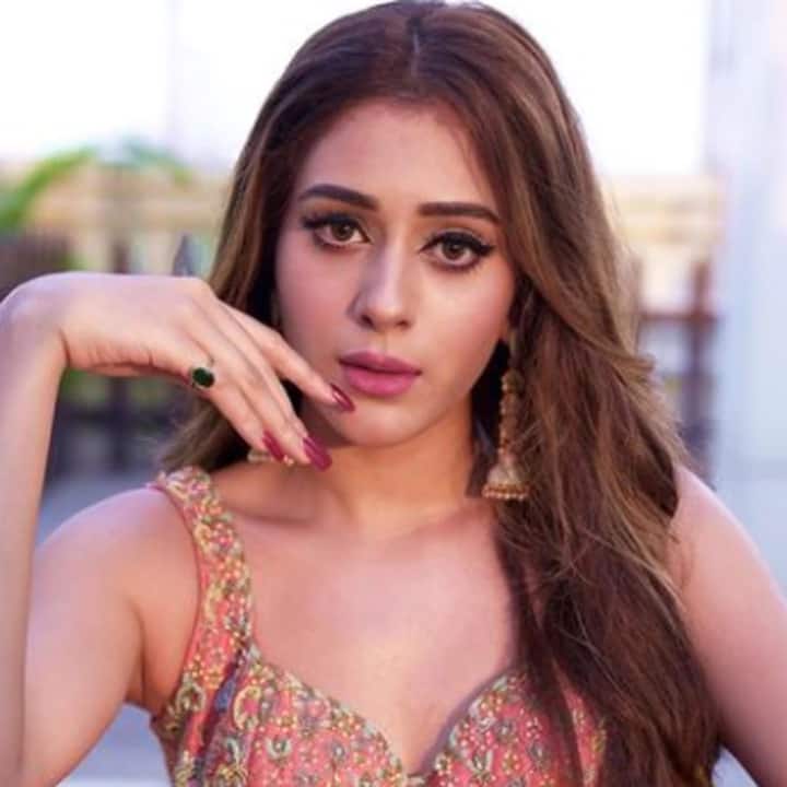 'જીજાજી છત પર કોઈ હૈ' ફેમ હીબા નવાબને પણ OTTની ઓફર મળી હતી. પરંતુ હિબાએ બોલ્ડ કન્ટેન્ટને કારણે આ ઓફર ઠુકરાવી દીધી હતી. હિબાએ કહ્યું હતું - હું તે પ્રોજેક્ટ કરવા માંગતી હતી પરંતુ બોલ્ડ કન્ટેન્ટને કારણે તે કરી શકી નહીં.