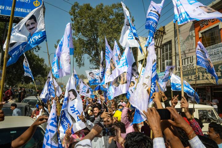 অরবিন্দ কেজরিওয়ালের সুযোগ্য নেতৃত্ব এবং কংগ্রেসের প্রতি সাধারণ মানুষের অনাস্থা, এই দুইয়ে ভর করেই আপের পালে হাওয়া লেগেছে বলে মনে করছে রাজনৈতিক মহল।