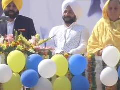 Punjab Election Result 2022: પુત્રની જીત પર ભગવંત માનના માતા ભાવુક થયા, સ્ટેજ પર જ ગળે લાગ્યા, જુઓ તસવીરો