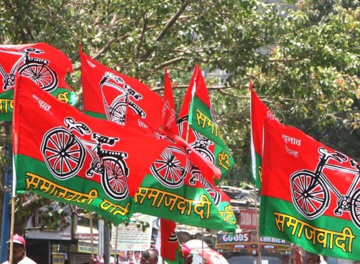 आजमगढ़ के मुबारकपुर से समाजवादी पार्टी के उम्मीदवार अखिलेश यादव पीछे चल रहे हैं.