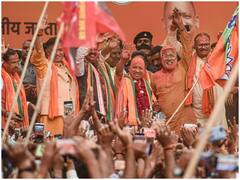 Elections Result 2022: प्रचंड जीत के बाद लखनऊ बीजेपी कार्यालय में योगी ने खेली जीत की होली, देखें तस्वीरें