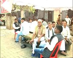 UP Election 2022: सावधान! रात्र वैऱ्याची आहे.... EVM मध्ये फेरफार होऊ नये म्हणून स्ट्राँग रुमला कार्यकत्यांचे 'सुरक्षा कडं'