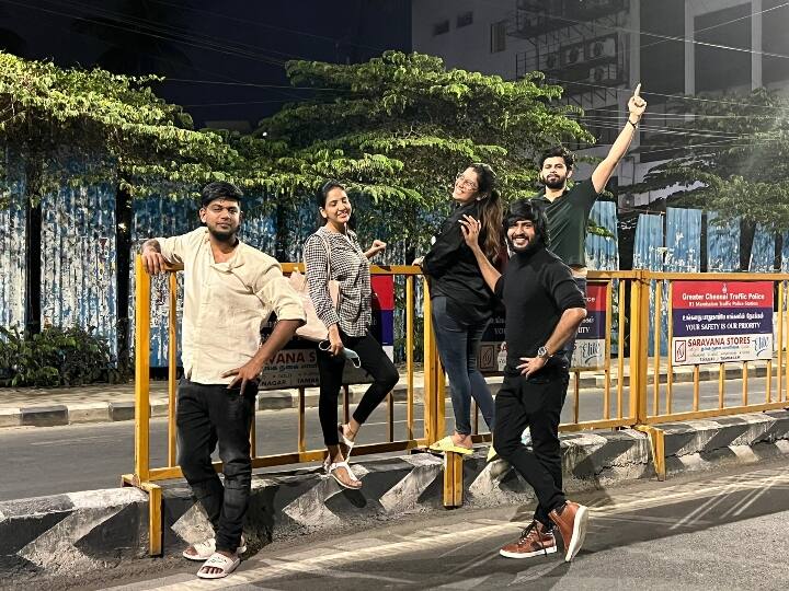 Bigboss Priyanka viral pic with her friends in night rounds chennai Bigboss Priyanka : பிக்பாஸ் நண்பர்களுடன் இரவில் சென்னையைச் சுற்றும் பிரியங்கா..!