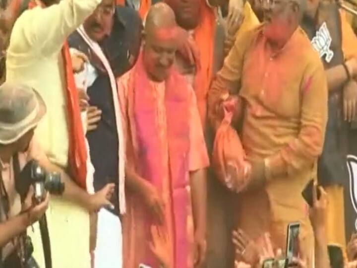 Uttar Pradesh CM Yogi Adityanath arrives at the BJP office in Lucknow received by a huge crowd of party workers UP Election Result 2022: बीजेपी की करिश्माई जीत के बाद जब लखनऊ पहुंचे सीएम योगी, खूब उड़ा गुलाल, खेली होली