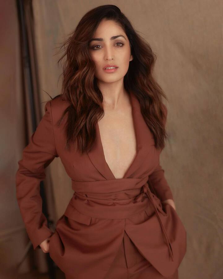 ब्लेजर आणि मोकळे केस असा लूक यामीवर चांगलाच खुलून दिसत आहे. (photo:yamigautam/ig)