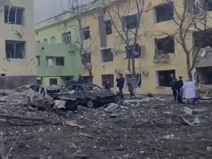 Russia Ukraine War russia attack on childrens hospital in ukraine president zelensky says people children are buried Russia Ukraine War : लहान मुलांच्या रुग्णालयावर रशियाचा हल्ला; 'जग दहशतीकडे किती दिवस दुर्लक्ष करणार?' युक्रेनच्या राष्ट्राध्यक्षांचा सवाल