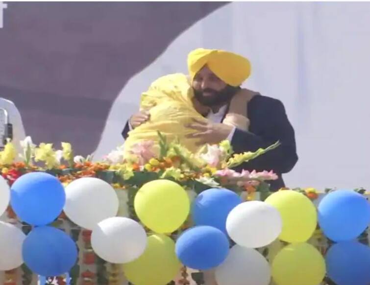 Punjab Election 2022 Result AAP CM Candidate Bhagwant Mann share Emotional Moment with mother for wining Video Bhagwant Maan : आई माझी 'भगवंत'! भावूक क्षण, विजयानंतर आईला मिठी मारुन दिला 'मान'; व्हिडीओ व्हायरल 