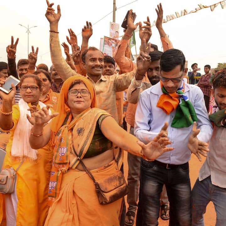 উত্তরপ্রদেশে চলল যোগী আদিত্যনাথের বুলডোজার। কৃষক আন্দোলন, কর্মসংস্থান, মূল্যবৃদ্ধির মতো জ্বলন্ত ইস্যুগুলি বিরোধীরা তুলে ধরলেও সেগুলি হালে পানি পেল না।