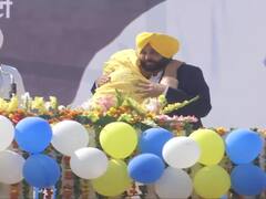 Punjab Election Result 2022: 'आप' की जीत के बाद कार्यकर्ताओं के सामने भावुक हुईं भगवंत मान की मां, बेटे को लगाया गले, Video