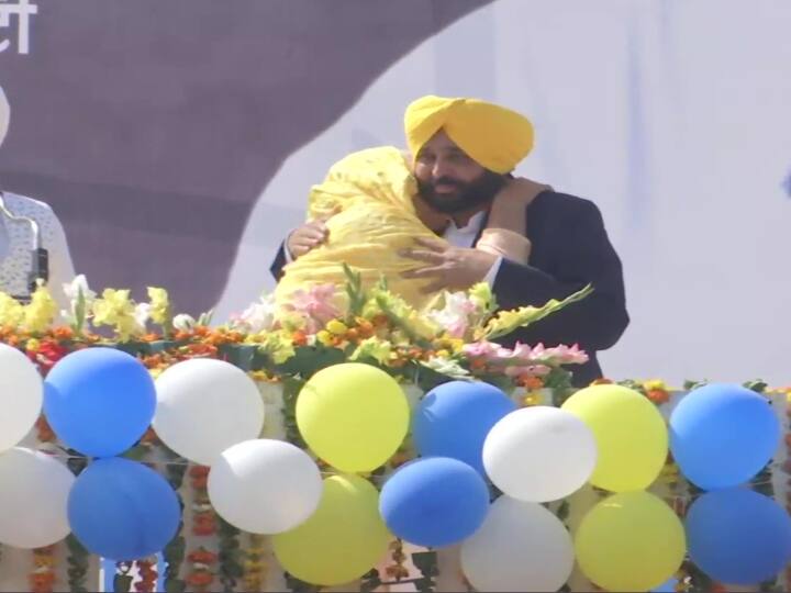Punjab Election 2022 Result  AAP CM candidate Bhagwant Mann and his mother Harpal Kaur share an emotional moment Punjab Election Result 2022: 'आप' की जीत के बाद कार्यकर्ताओं के सामने भावुक हुईं भगवंत मान की मां, बेटे को लगाया गले, Video