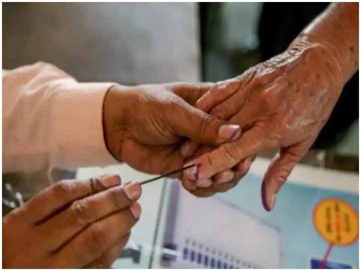 UP Election 2022:  ਯੂਪੀ 'ਚ ਵਿਰੋਧੀ ਧਿਰ ਸਾਰੀ ਰਾਤ EVM ਦੀ ਰਾਖੀ 'ਚ ਲੱਗੇ ਰਹੇ, ਢਿੱਲ ਵਰਤਣ 'ਤੇ ਤਿੰਨ ਅਧਿਕਾਰੀ ਹਟਾਏ