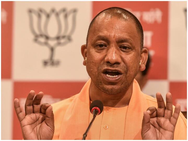 मार्च 2017 में लखनऊ में भाजपा विधायक दल की बैठक में योगी को विधायक दल का नेता चुना गया. इसके बाद योगी ने लोकसभा की सदस्यता से इस्तीफा दे दिया और विधान परिषद के सदस्य बने और 19 मार्च 2017 को मुख्यमंत्री पद की शपथ ली.