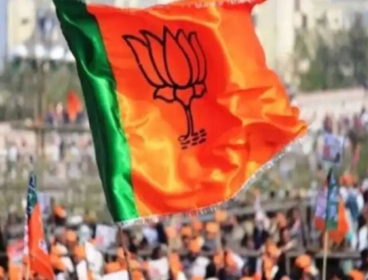 वाराणसी में सात सीटों पर बीजेपी आगे चल रही है वहीं रोहनियां विधानसभा सीट पर बीजेपी पीछे चल रही है.