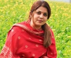 मालविकाला पंजाबमधील मोगा मतदारसंघातून विधानसभा निवडणुकीचे तिकीट देण्यात आले होते.
