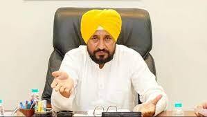 पंजाब के सीएम चरणजीत सिंह दोनों सीटों पर पीछे चल रहे हैं. चन्नी पंजाब में इस बार चमकौर साहिब और भदौर से चुनाव लड़ रहे हैं. चमकौर सीट से वह तीन बार से विधायक हैं.