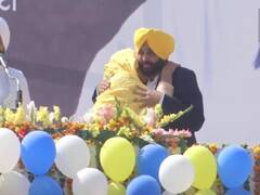 Punjab Assembly Election Results 2022: जीत के बाद मां को गले लगाकर बोले भगवंत मान, 'शहीद भगत सिंह के गांव में लूंगा CM पद की शपथ'