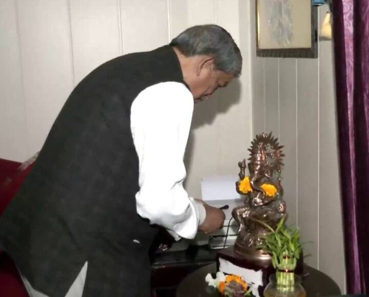 उत्तराखंड के पूर्व मुख्यमंत्री और कांग्रेस के वरिष्ठ नेता हरीश रावत ने विधानसभा चुनाव की मतगणना से पहले अपने आवास पर पूजा-अर्चना की.