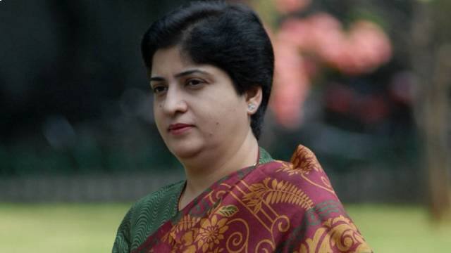 सोनिया नारंग- सोनिया नारंग कर्नाटक कैडर में 2002 बैच की आईपीएस अधिकारी हैं. सोनिया जितनी दबंग हैं उतनी ही खूबसूरत भी हैं. सोनिया नारंग ने एक भाजपा नेता रेनुकाचार्य को सरेआम तमाचा जड़ दिया था.